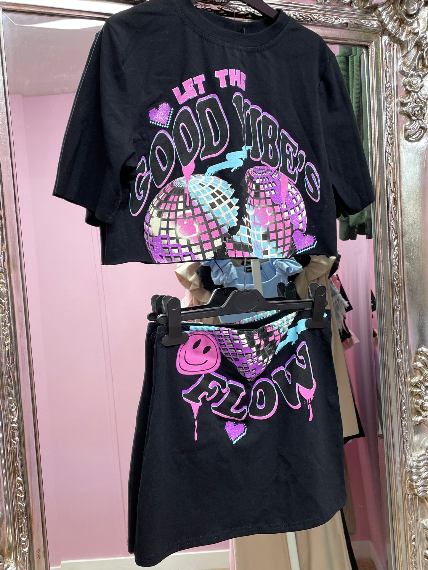 Let the good vibes flow rave set