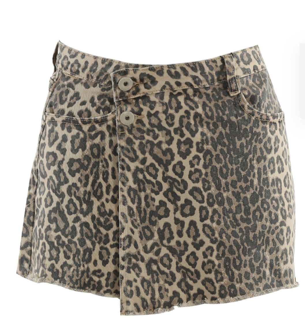 Stretchy leopard print skort