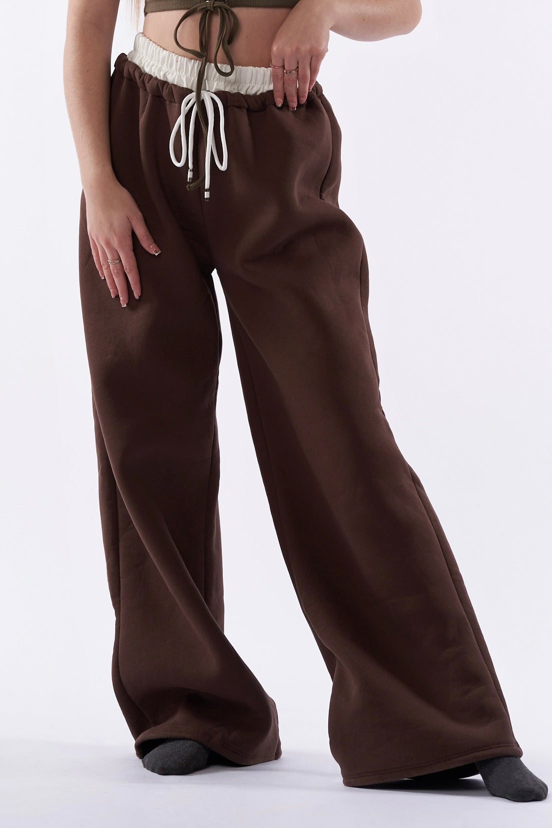 Wide leg jogger with pull in drawstrings
