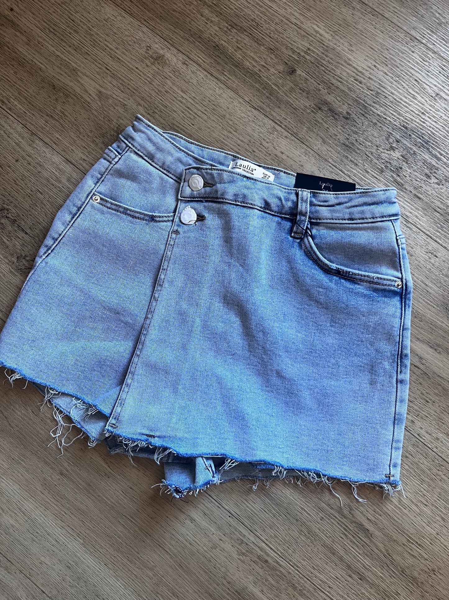 Stretchy light wash denim skort