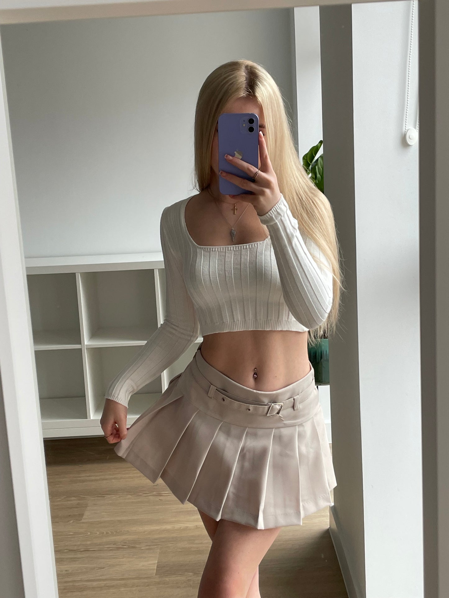 Low waisted pleated zip up skort with attached belt