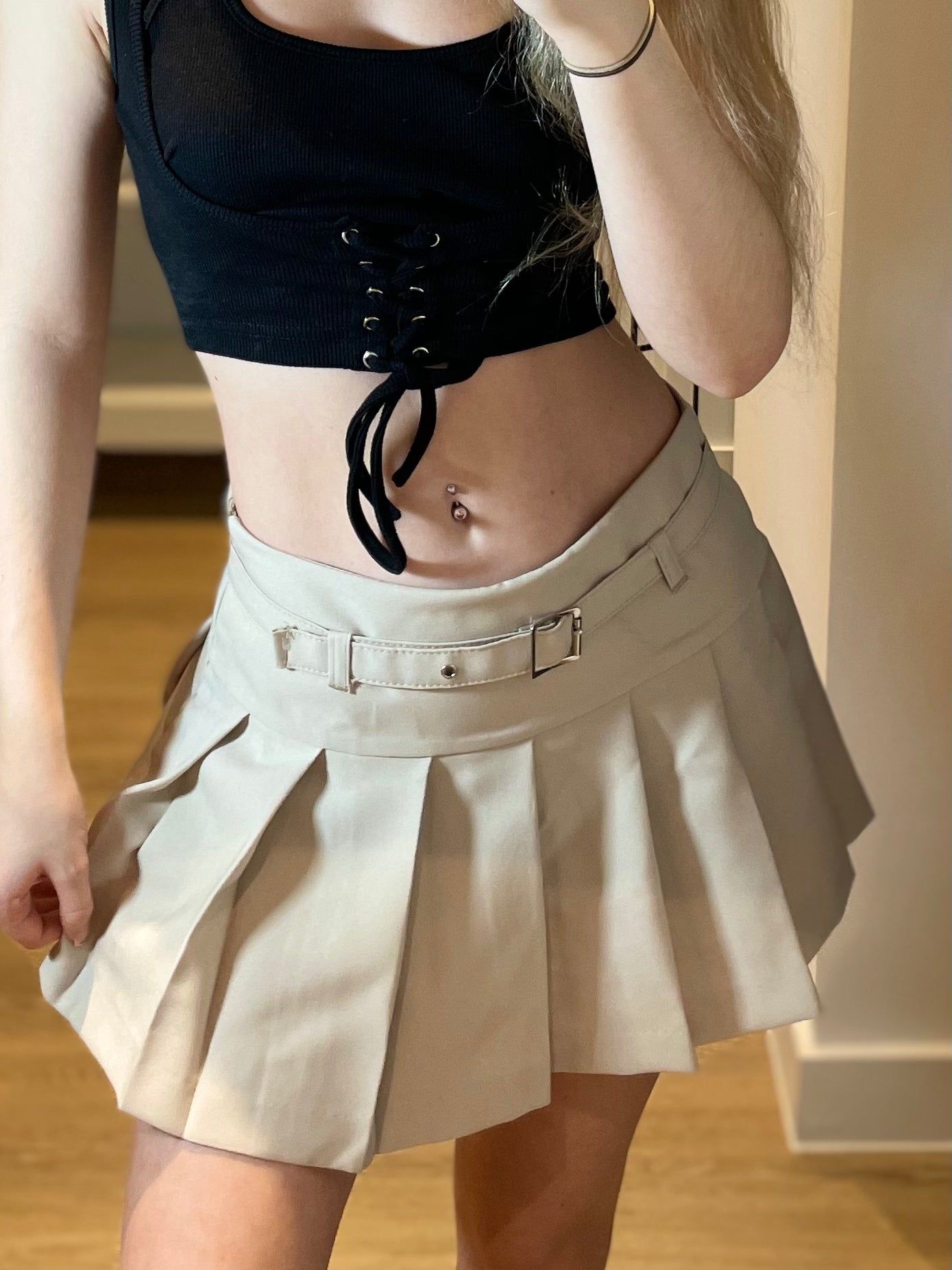 Low waisted pleated zip up skort with attached belt