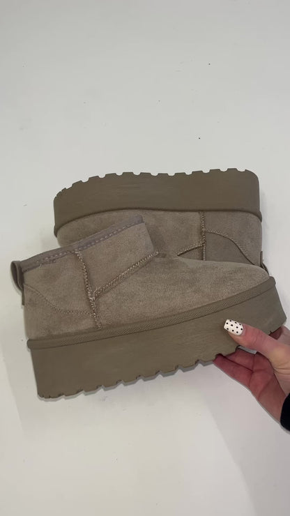 Chunky fleece-lined mushroom platform boots